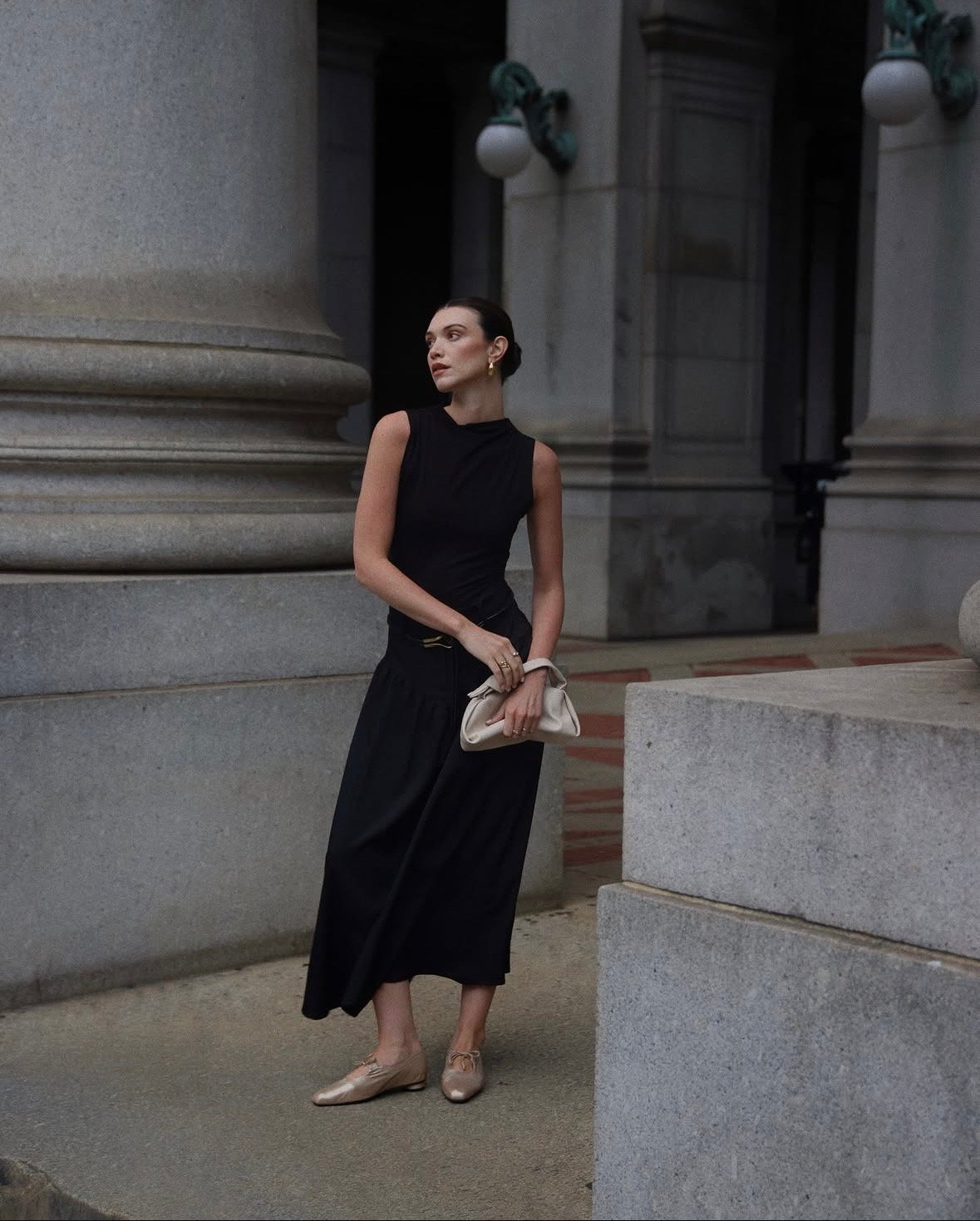ALTA Shoes: modelo con vestido negro y zapatos planos