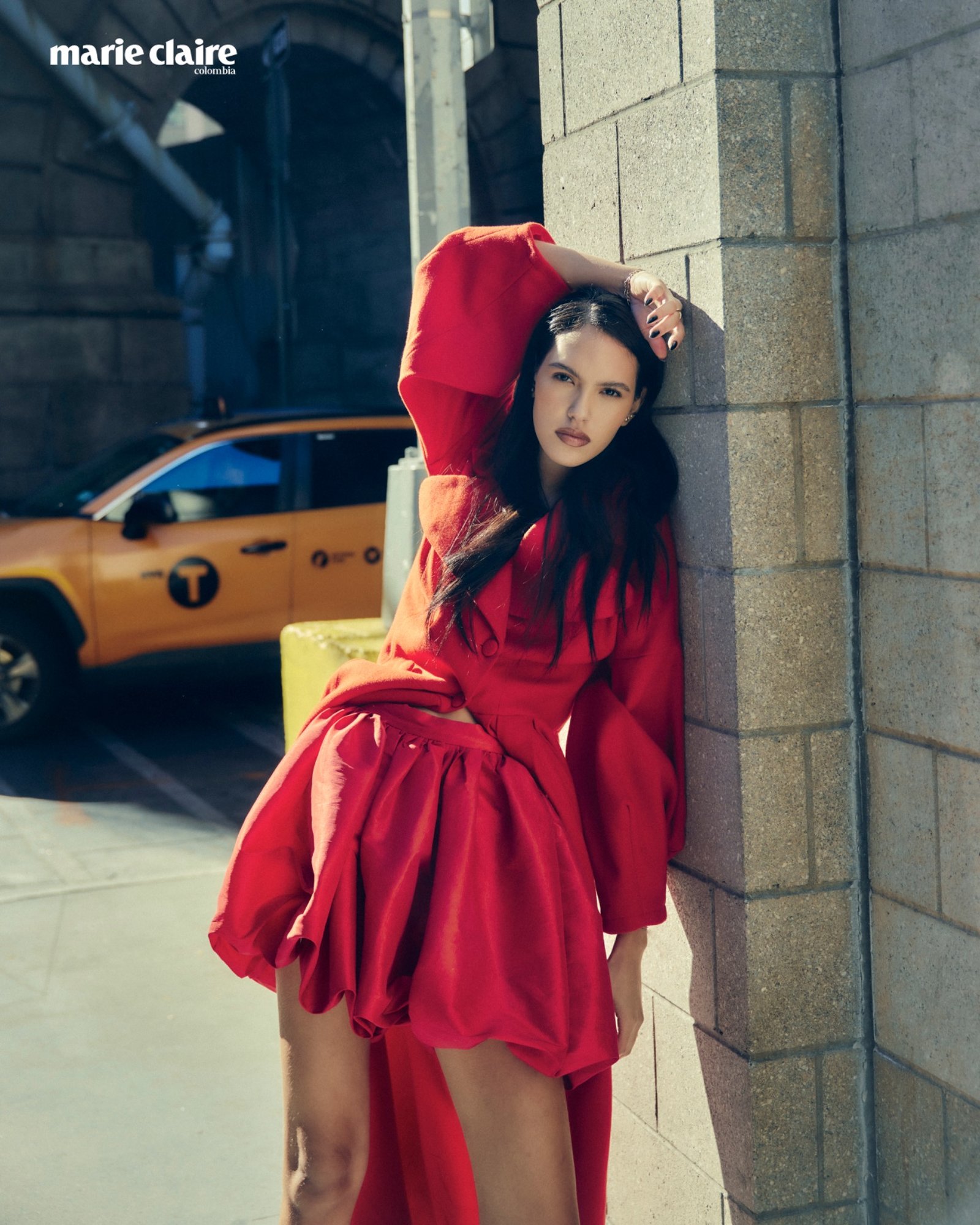 Modelo con vestido rojo en editorial de moda