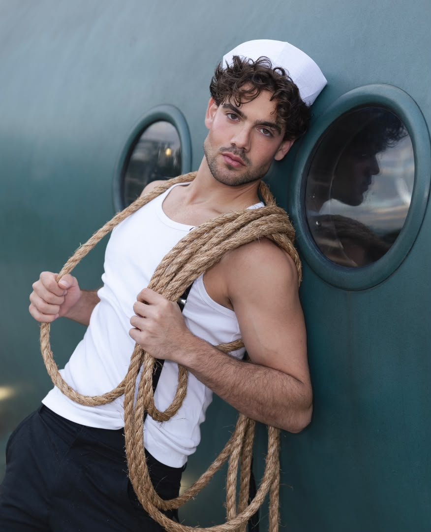 Editorial Marina Editorial: modelo masculino con cuerda junto al agua