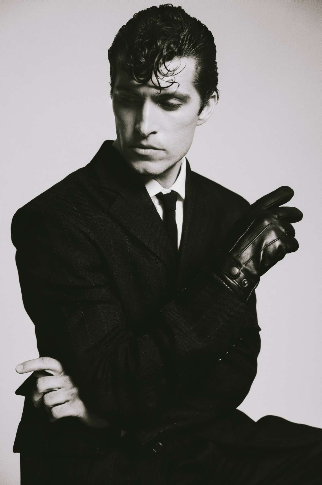 The Quiet Battle: retrato en blanco y negro con guantes