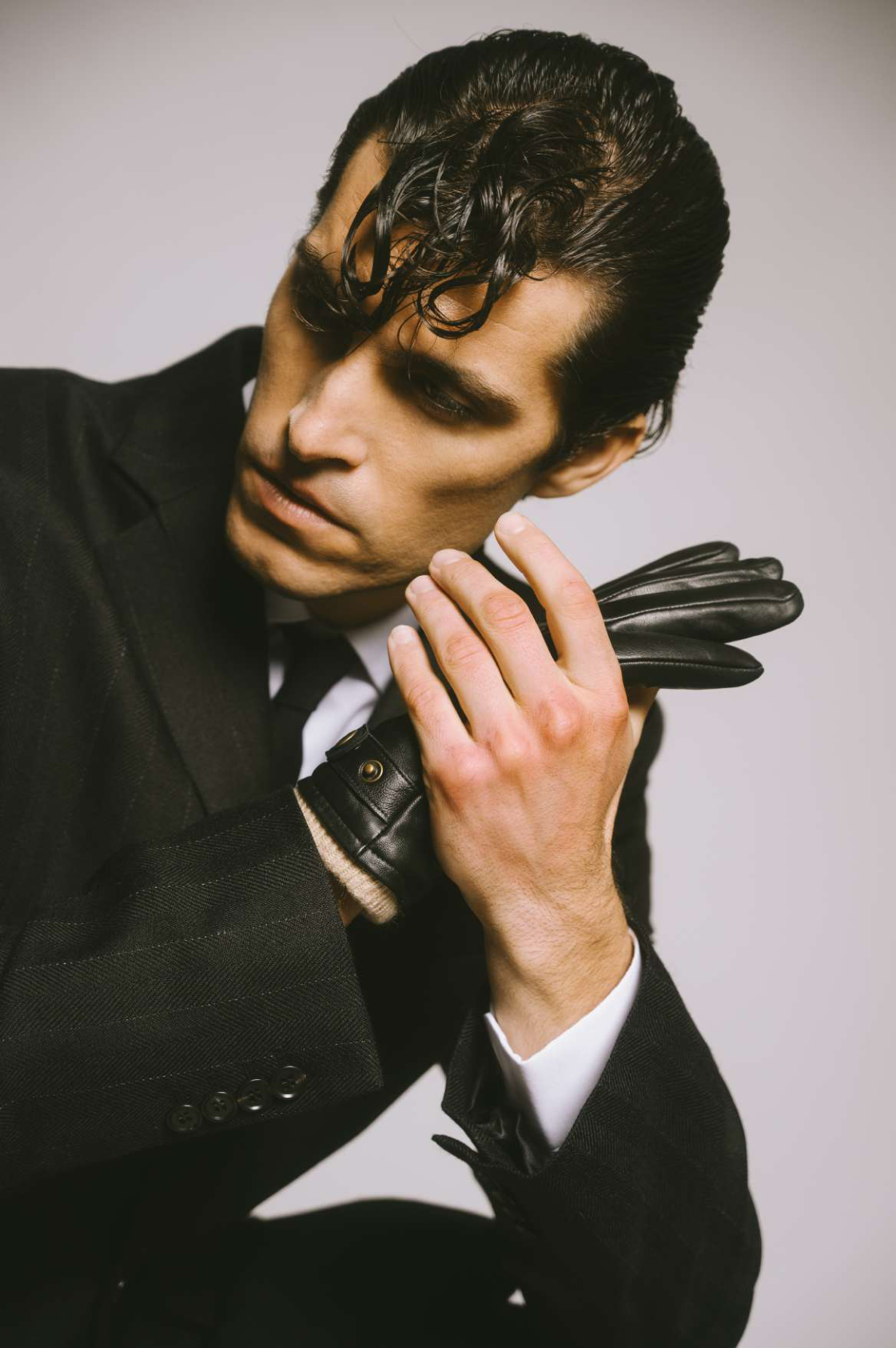 The Quiet Battle: modelo con guantes de cuero