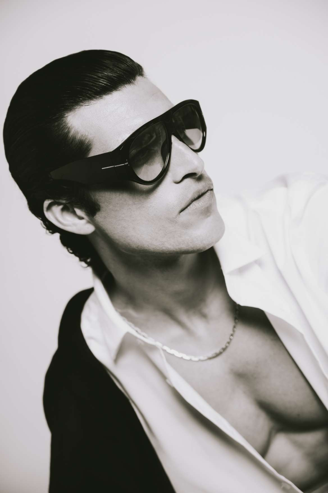 The Quiet Battle: retrato en gafas oscuras
