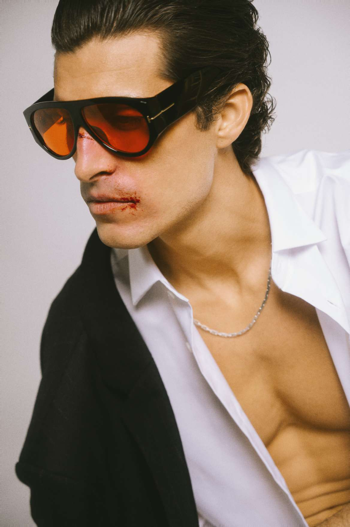 The Quiet Battle: retrato editorial con gafas naranjas