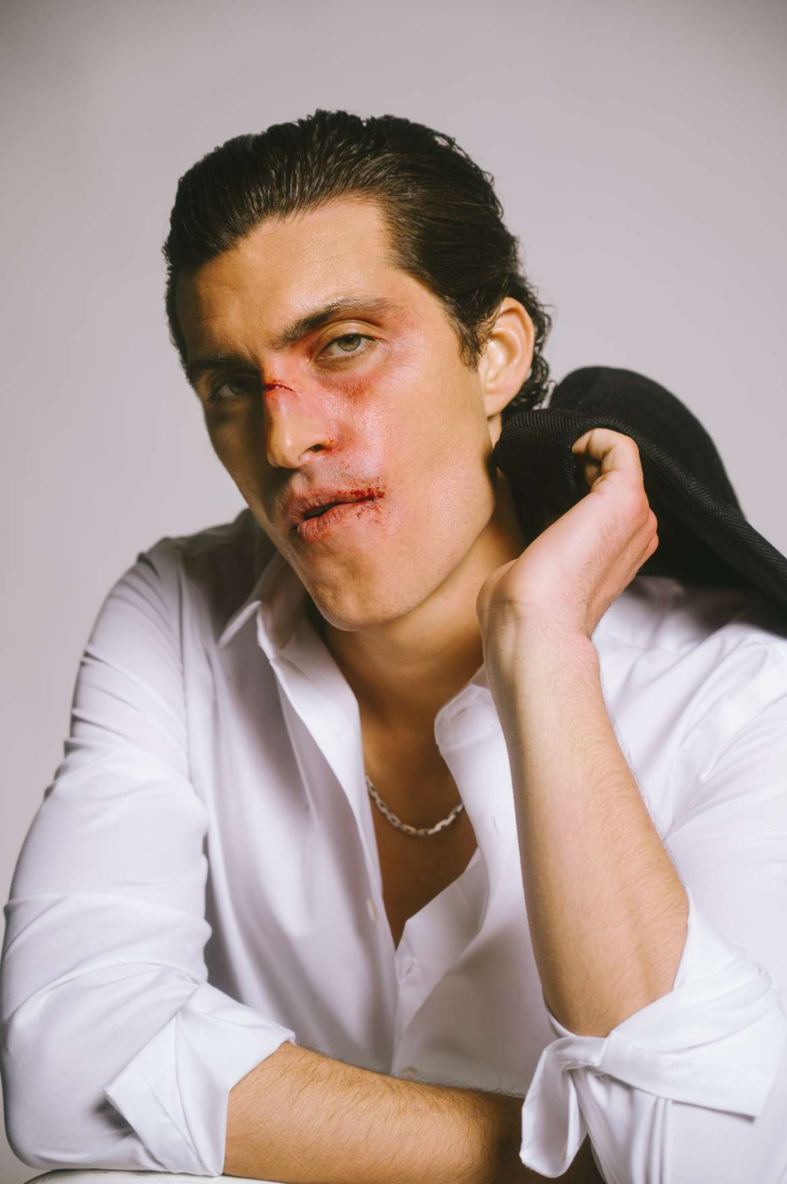 The Quiet Battle: retrato de modelo con camisa blanca